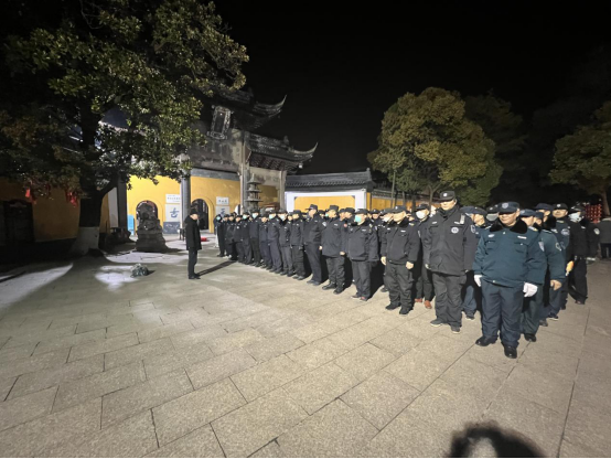 佛音陣陣辭舊歲，撞鐘起航迎新年